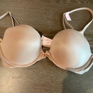 Victoria's Secret Body By Victoria Push Up Smooth Bra, 32D, Brand New With Tags
